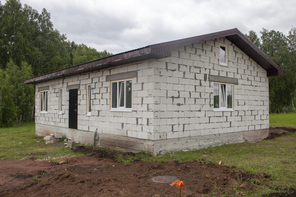 Пример дома в тёплом контуре: стены из газоблока, крыша, окна и входная дверь